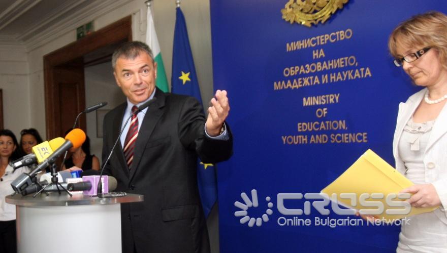 Днес,26 август,в МОМН проф. Сергей Игнатов - министър на образованието, младежта и науката, награди участниците и техните ръководители от международните олимпиади по информатика, биология, физика и химия. 