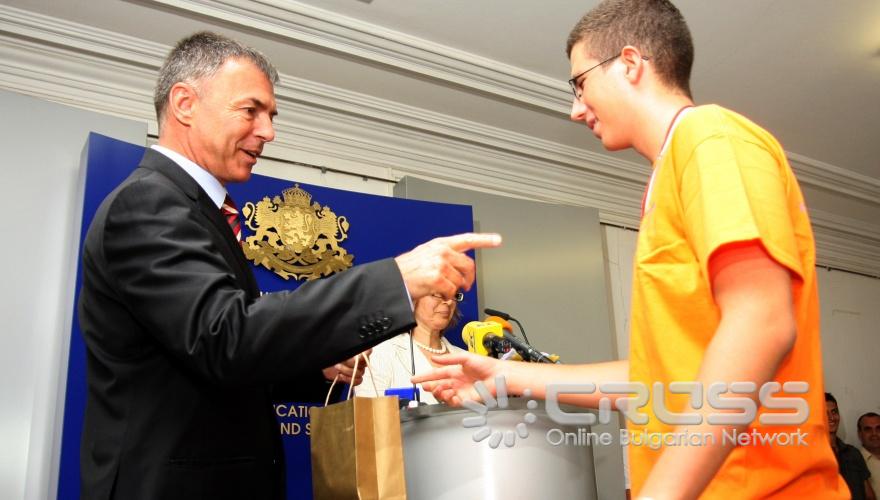 Днес,26 август,в МОМН проф. Сергей Игнатов - министър на образованието, младежта и науката, награди участниците и техните ръководители от международните олимпиади по информатика, биология, физика и химия. 