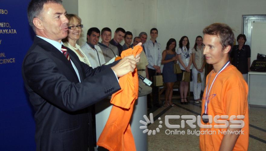 Днес,26 август,в МОМН проф. Сергей Игнатов - министър на образованието, младежта и науката, награди участниците и техните ръководители от международните олимпиади по информатика, биология, физика и химия. 