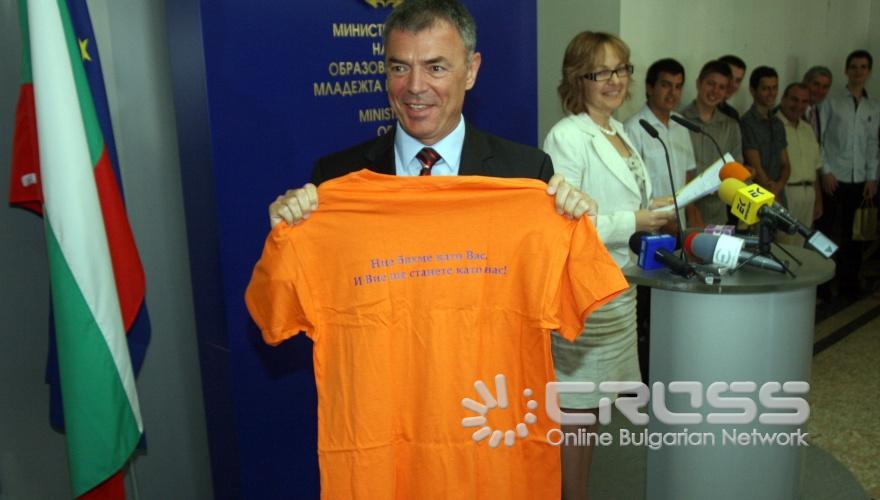 Днес,26 август,в МОМН проф. Сергей Игнатов - министър на образованието, младежта и науката, награди участниците и техните ръководители от международните олимпиади по информатика, биология, физика и химия. 