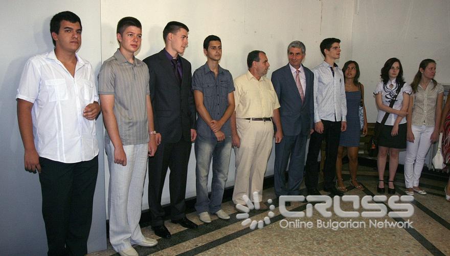 Днес,26 август,в МОМН проф. Сергей Игнатов - министър на образованието, младежта и науката, награди участниците и техните ръководители от международните олимпиади по информатика, биология, физика и химия. 