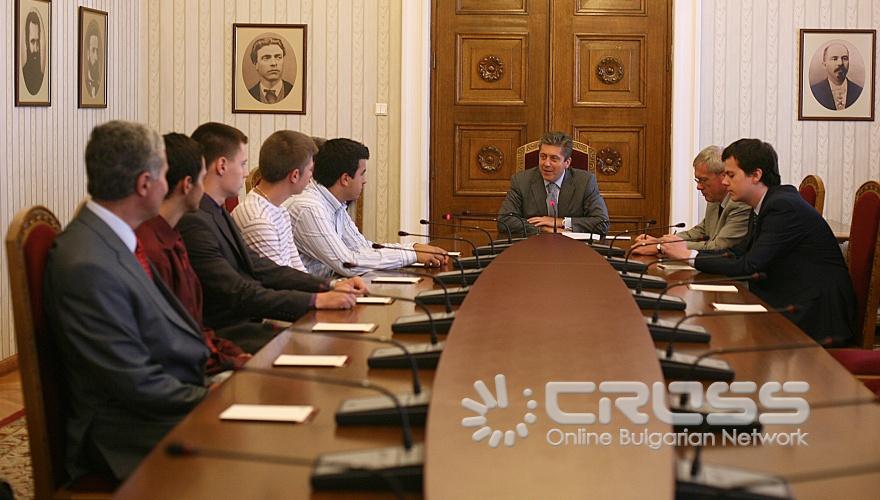 Днес, 27 август президентът Георги Първанов се срещна с медалистите от Международната олимпиада по информатика и с техните преподаватели. 