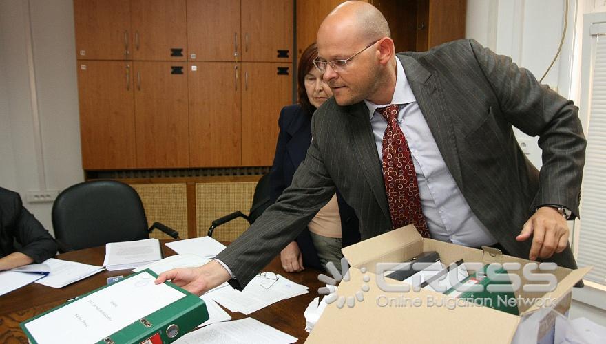 Днес,2 септември,в АПИ се отвориха оферти на участници за открита процедура за обект: „Определяне на изпълнител за извършване на поддържане (превантивно, текущо, зимно и ремонтно-възста новителни работи при аварийни ситуации) на автомагистрален участък  