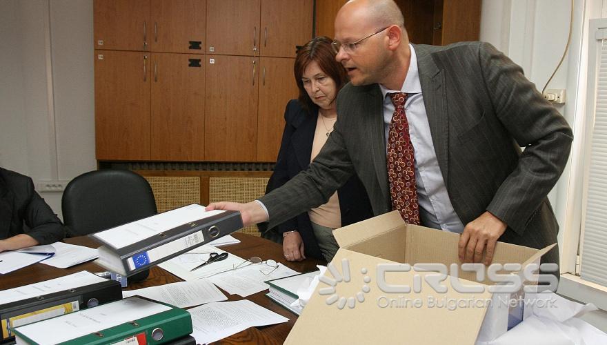 Днес,2 септември,в АПИ се отвориха оферти на участници за открита процедура за обект: „Определяне на изпълнител за извършване на поддържане (превантивно, текущо, зимно и ремонтно-възста новителни работи при аварийни ситуации) на автомагистрален участък