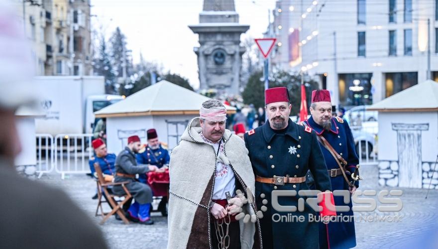 Възстановката се реализира от Национален съюз „Единение“. Ролята на Левски изпълни Адриан Николов, а на Али Саиб паша - Георги Маринов

снимки: Столична община