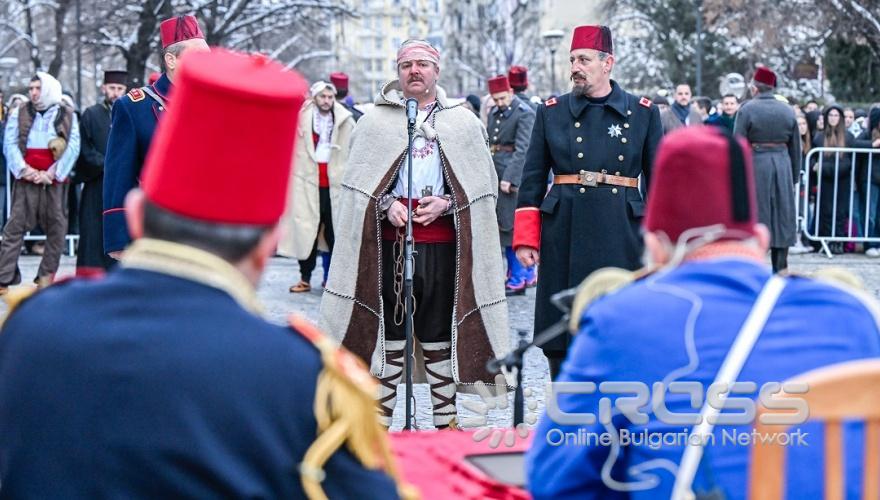 Възстановката се реализира от Национален съюз „Единение“. Ролята на Левски изпълни Адриан Николов, а на Али Саиб паша - Георги Маринов

снимки: Столична община