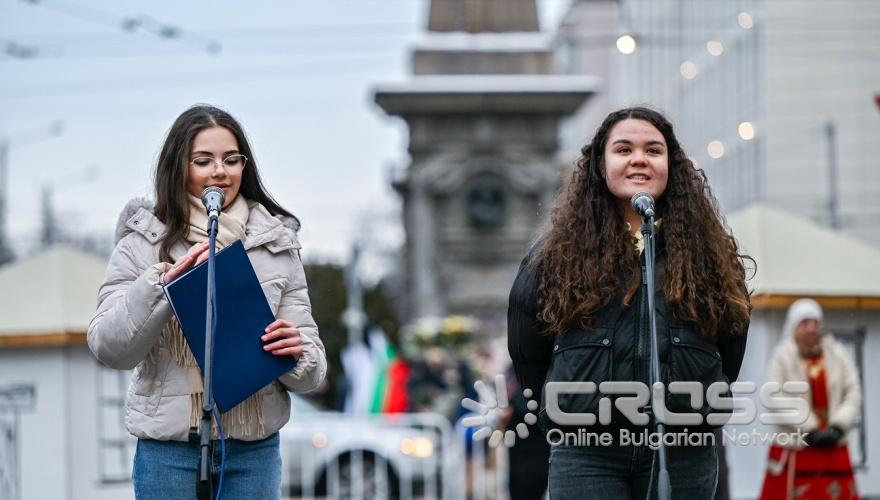 В събитието участваха ученически духов оркестър от Първа английска гимназия и ученици от 112. ОУ „ Стоян Заимов“. 

снимки: Столична община