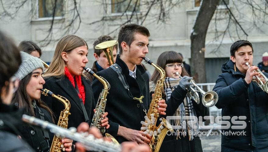 В събитието участваха ученически духов оркестър от Първа английска гимназия и ученици от 112. ОУ „ Стоян Заимов“. 

снимки: Столична община