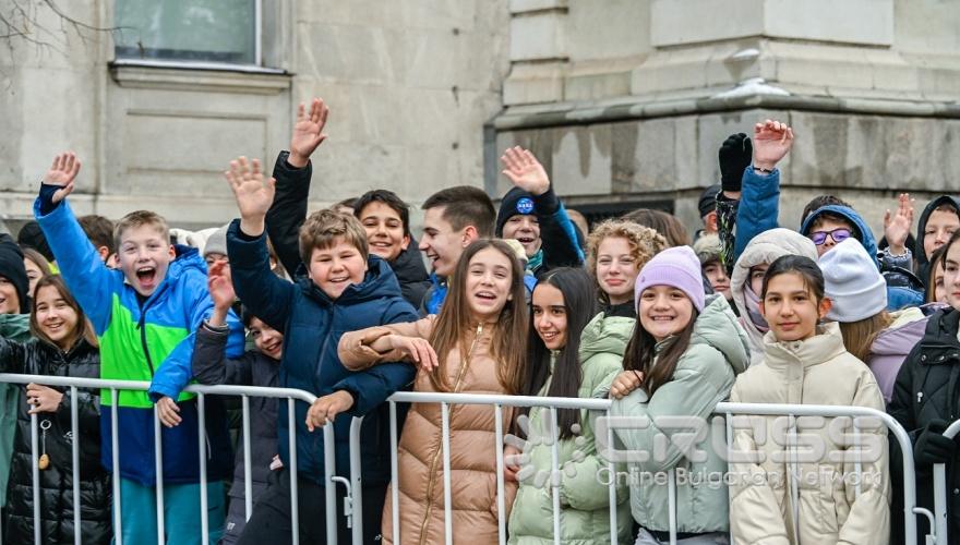 В събитието участваха ученически духов оркестър от Първа английска гимназия и ученици от 112. ОУ „ Стоян Заимов“. 

снимки: Столична община