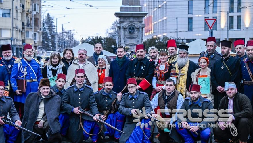 Възстановката се реализира от Национален съюз „Единение“. Ролята на Левски изпълни Адриан Николов, а на Али Саиб паша - Георги Маринов

снимки: Столична община