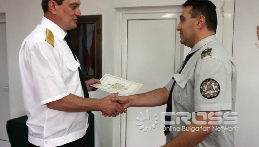 В ГД "Пожарна безопасност и спасяване" огнеборците поднесоха венци и цветя пред Паметника на загиналите при изпълнение на служебния си дълг пожарникари.След това бяха прочетени заповеди за награждаване огнеборците, постигнали най-високи резултати в работата си през изминалата година.