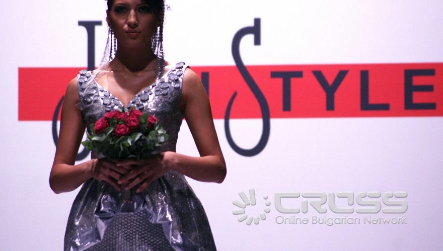 Днес,16 септември,в зала 3 на Националния дворец на културата беше проведено ревю есен-зима 2010/2011 на Модна къща „Жени Стил" с дизайнер Евгения Живкова 