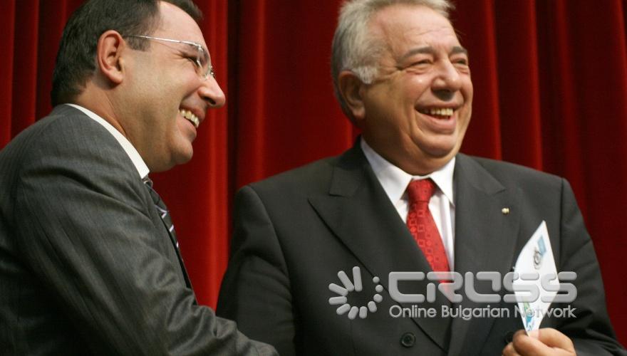 Тържеството по случай откриването на академичната 2010/2011 година и 90-годишнината на УНСС се проведе в аула „Максима". В него ще участваха еврокомисарят доц. Кристалина Георгиева, член на настоятелството на УНСС, американският посланик Джеймс Уорлик, образователният министър проф. Сергей Игнатов и транспортният министър Александър Цветков, който валидира марка и илюстрован пощенски плик, посветен на юбилея на университета 