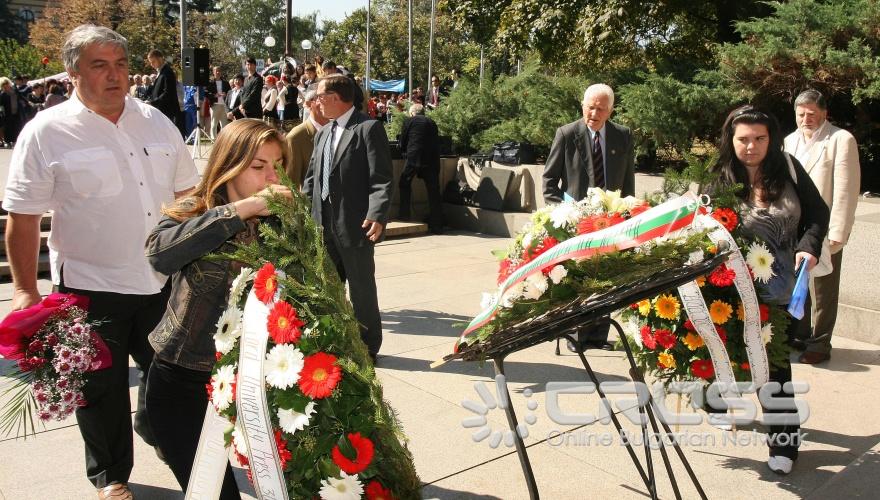 Днес,21 септември,от площада пред Народен театър „Иван Вазов” тръгна шествие по повод Международния ден на мира. В 12.00 часа пред паметника на Незнайния воин след слова и обръщения към присъстващите бяха положени цветя