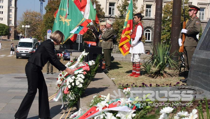 Кметът на София Йорданка Фандъкова присъства на тържественото честване по случай 102-ата годишнина от обявяването на Независимостта на България, което се проведе пред паметника на Независимостта при площад Княз Александър Първи