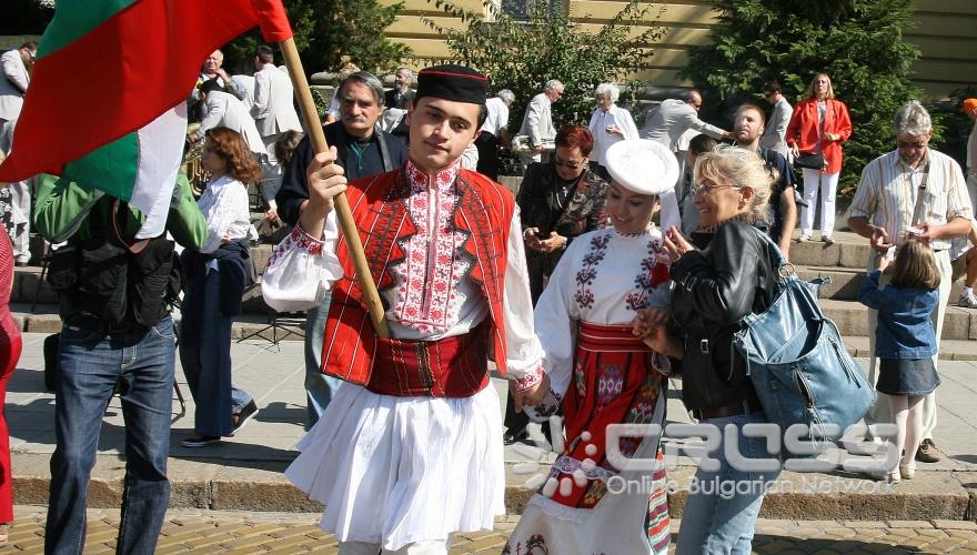 Кметът на София Йорданка Фандъкова присъства на тържественото честване по случай 102-ата годишнина от обявяването на Независимостта на България, което се проведе пред паметника на Независимостта при площад Княз Александър Първи