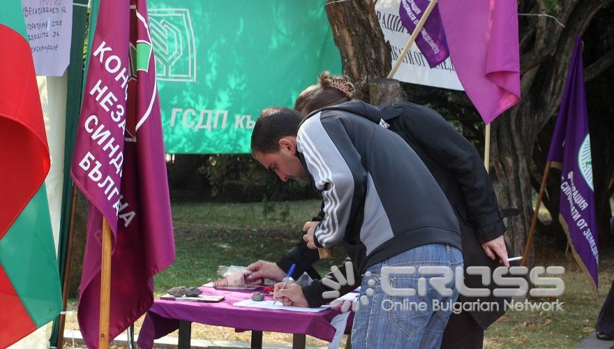 Днес,24 септември,при палатковия лагер на КНСБ срещу служебния вход на Народното събраниедойноха представители на работещите в земеделието и горите - синдикалисти от федерациите на синдиката 