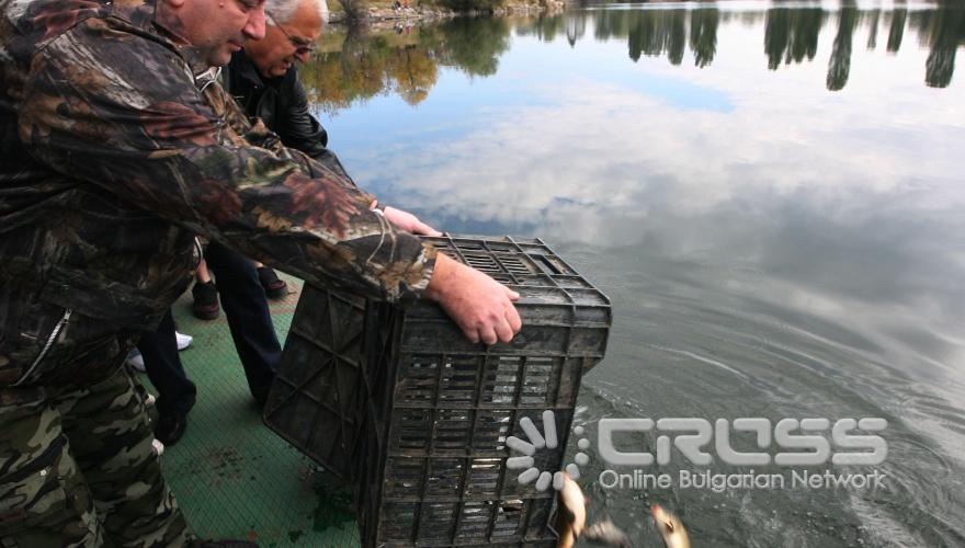 Представители на Изпълнителна агенция по рибарство и аквакултури (ИАРА) извършиха зарибяване на езерото в кв. Дружба. В езерото бяха пуснати 350 кг зарибителен материал, за да могат всички запалени риболовци в София да практикуват своето хоби. 