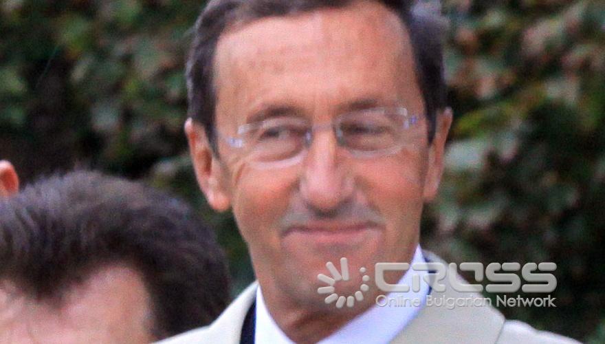 Председателят на Камарата на депутатите на Италия Джанфранко Фини пристигна на официално посещение в България. Председателят на парламента Цецка Цачева посрещна официално италианския гост пред паметника на “Незнайния воин”, където беше поднесен венец 