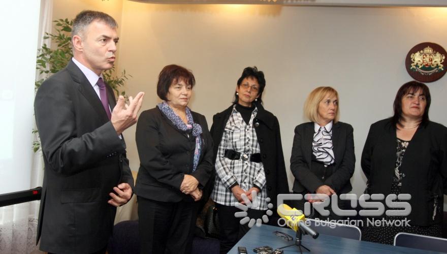 Днес,7 октомври,в централата на СБУ, министърът на образованието Сергей Игнатов присъства на връчване на дипломи на учители и директори, обучени да разпознават насилието в училище. 
