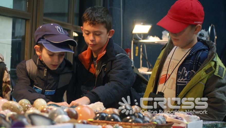 Днес,8 октомври,в Националния музей "Земята и хората" се проведе традиционната октомврийска изложба на минерали и скъпоценни камъни. Участие взеха над 40 фирми, занимаващи се с минерали и скъпоценни камъни, както и колекционери на минерали от цяла България. 