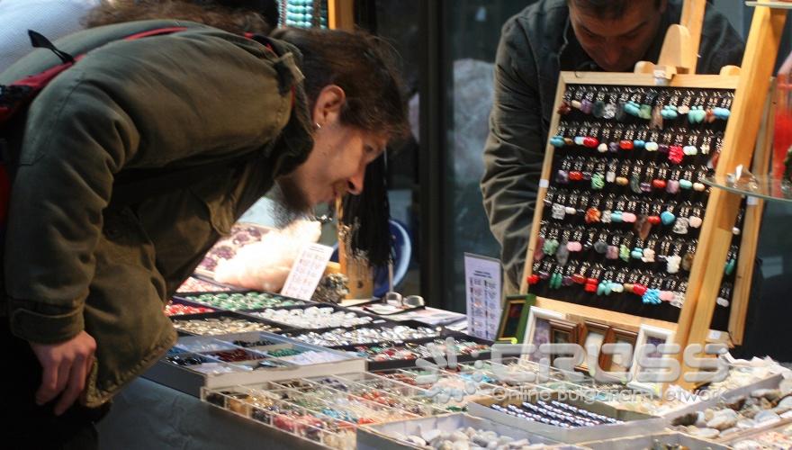 Днес,8 октомври,в Националния музей "Земята и хората" се проведе традиционната октомврийска изложба на минерали и скъпоценни камъни. Участие взеха над 40 фирми, занимаващи се с минерали и скъпоценни камъни, както и колекционери на минерали от цяла България. 