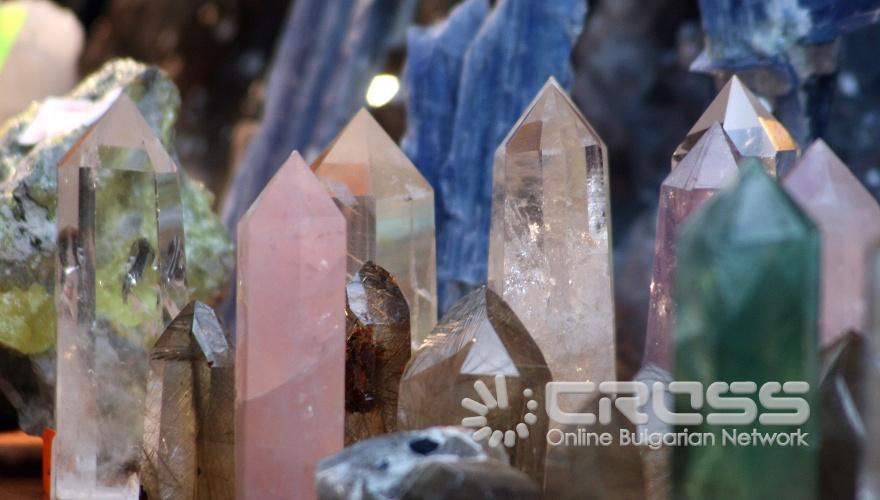 Днес,8 октомври,в Националния музей "Земята и хората" се проведе традиционната октомврийска изложба на минерали и скъпоценни камъни. Участие взеха над 40 фирми, занимаващи се с минерали и скъпоценни камъни, както и колекционери на минерали от цяла България. 