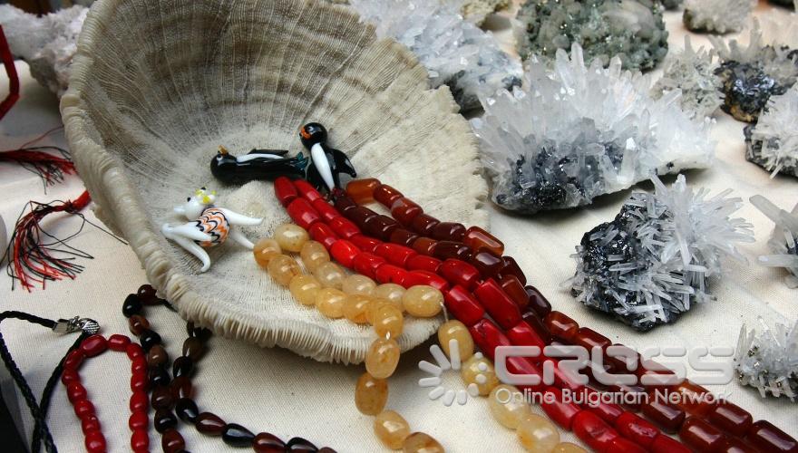 Днес,8 октомври,в Националния музей "Земята и хората" се проведе традиционната октомврийска изложба на минерали и скъпоценни камъни. Участие взеха над 40 фирми, занимаващи се с минерали и скъпоценни камъни, както и колекционери на минерали от цяла България. 