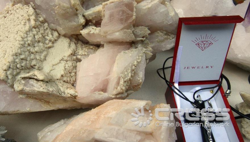 Днес,8 октомври,в Националния музей "Земята и хората" се проведе традиционната октомврийска изложба на минерали и скъпоценни камъни. Участие взеха над 40 фирми, занимаващи се с минерали и скъпоценни камъни, както и колекционери на минерали от цяла България. 