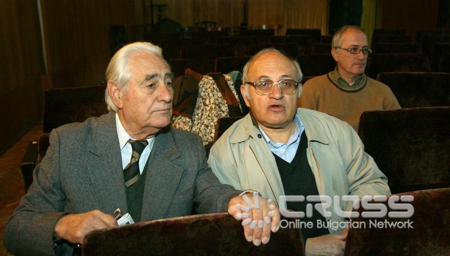 По повод съхранението и запазването на българския фолклор , Фолклорно радио „Менци", съвместно с именитите български народни певци Янка Rупкина, Васил Вълканов и Добрин Kоев проведоха форум с българи, милеещи за народното творчество. 