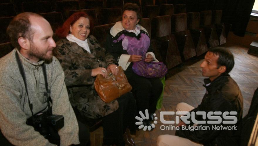 По повод съхранението и запазването на българския фолклор , Фолклорно радио „Менци", съвместно с именитите български народни певци Янка Rупкина, Васил Вълканов и Добрин Kоев проведоха форум с българи, милеещи за народното творчество. 