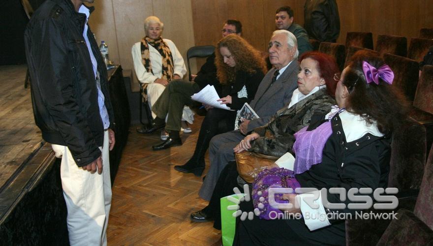 По повод съхранението и запазването на българския фолклор , Фолклорно радио „Менци", съвместно с именитите български народни певци Янка Rупкина, Васил Вълканов и Добрин Kоев проведоха форум с българи, милеещи за народното творчество. 