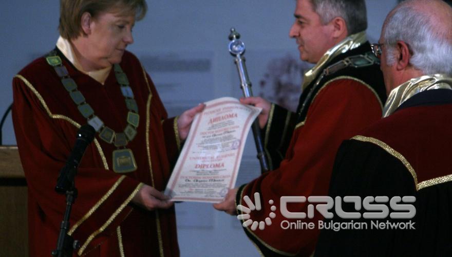 На официална церемония в Археологическия музей д-р Ангела Меркел бе удостоена с почетно звание "Доктор хонорис кауза" на Русенския университет "Ангел Кънчев". 