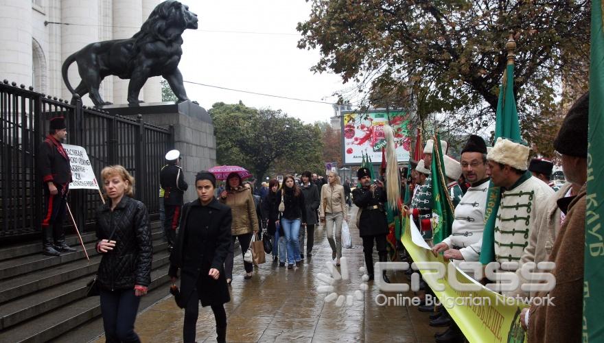 Днес,12 октомври, пред съдебната палата се състоя протест против закона за културното наследство и законът за оръжията организиран от Национално дружество "Традиция" 