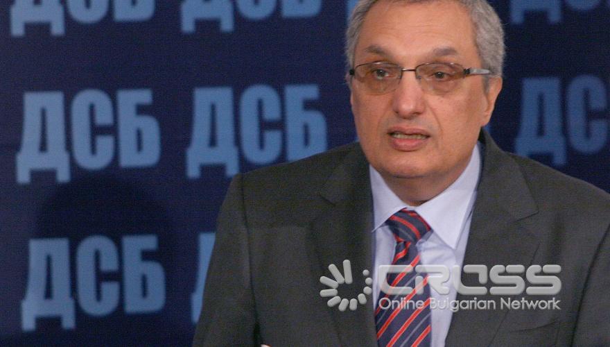 Лидерът на ДСБ Иван Костов и заместник-председателят на партията Димитър Бъчваров представиха пакет от финансови и икономически мерки срещу кризата.
