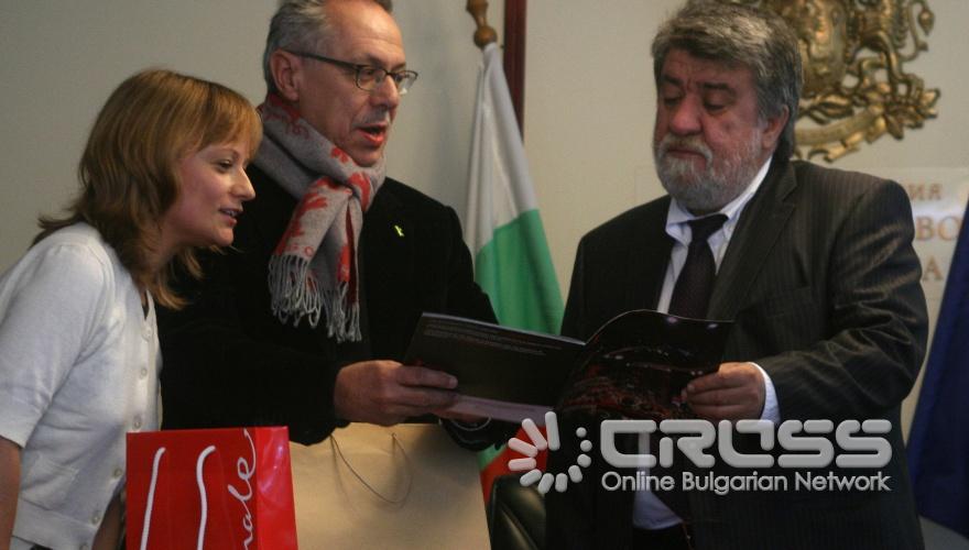 Министърът на културата Вежди Рашидов награди директора на „Берлинале" Дитер Козлик с плакет и грамота за приноса му в развитието на съвременното кино на официална церемония в зала „Колегиум" на Министерството на културат