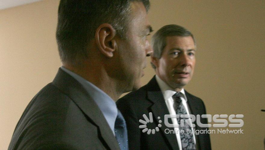 Днес,19 октомври,в пресклуба на БТА беше представена нова неправителствена организация „Заедно в час" създадена по инициатива на фондация „Америка за България". Присъстваха американския посланик Джеймс Уорлик и министърът на образованието и младежта и науката Сергей Игнатов. 