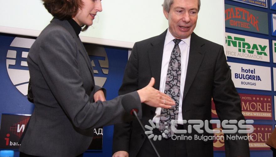 Днес,19 октомври,в пресклуба на БТА беше представена нова неправителствена организация „Заедно в час" създадена по инициатива на фондация „Америка за България". Присъстваха американския посланик Джеймс Уорлик и министърът на образованието и младежта и науката Сергей Игнатов. 