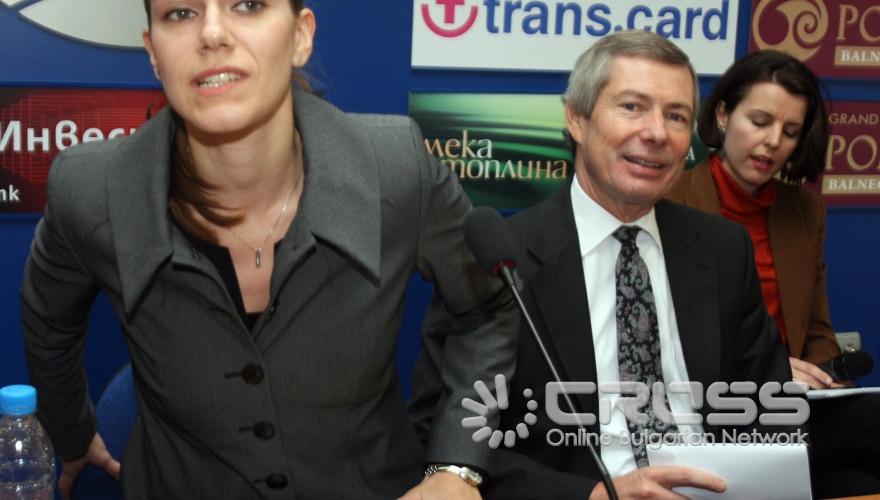 Днес,19 октомври,в пресклуба на БТА беше представена нова неправителствена организация „Заедно в час" създадена по инициатива на фондация „Америка за България". Присъстваха американския посланик Джеймс Уорлик и министърът на образованието и младежта и науката Сергей Игнатов. 