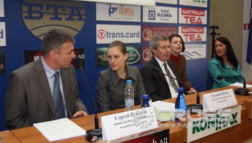 Днес,19 октомври,в пресклуба на БТА беше представена нова неправителствена организация „Заедно в час" създадена по инициатива на фондация „Америка за България". Присъстваха американския посланик Джеймс Уорлик и министърът на образованието и младежта и науката Сергей Игнатов. 