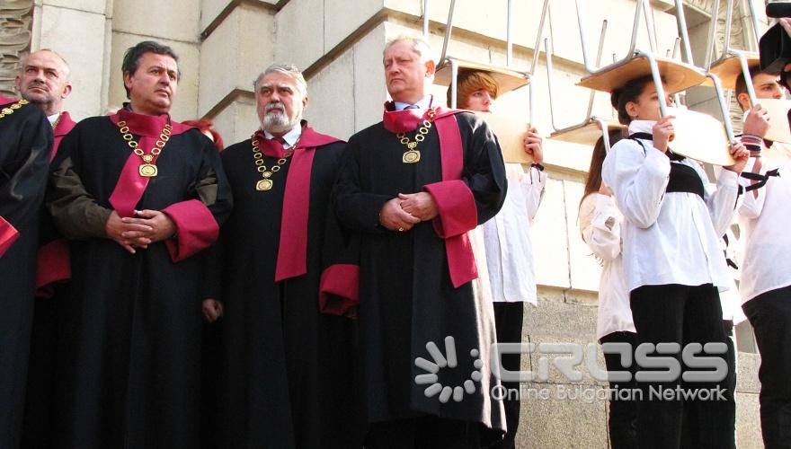 Протест на Софийския университет „Свети Климент Охридски" започна пред централния вход на Ректората,днес 1 ноември 