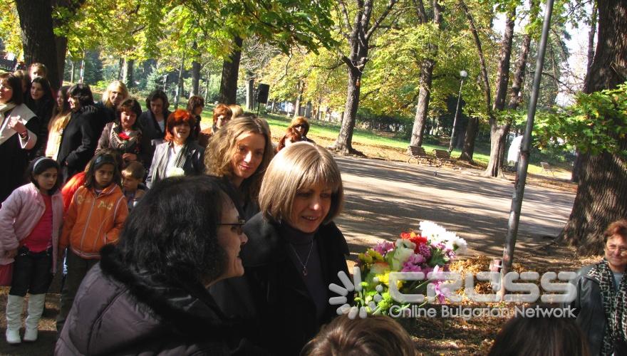 Днес,1 ноември,кметът на Столична община Йорданка Фандъкова посети Алеята на бележитите българи в Борисовата градина.