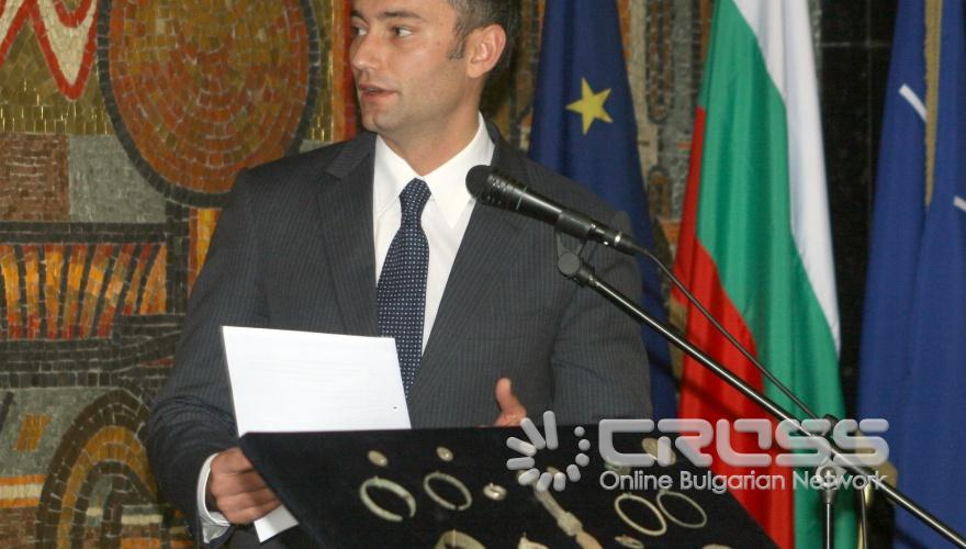 Днес, 2 ноември, в зала „Договори” на МВнР, министърът на външните работи Николай Младенов предаде официално задържаните през 2008 г. в Канада антични монети и предмети. Това са автентични артефакти, изработени от сребро и бронз, почти всички датират от епохата на Римската империя и произхождат от земите на днешна България.
На церемонията присъстваха представители на Министерство на културата, на Канадското посолство и на Върховна касационна прокуратура. 