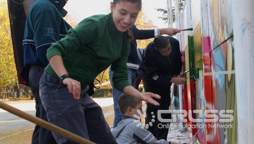 Младежи от ВМРО боядисаха оградата около паметника пред НДК