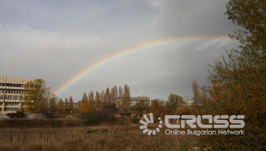 Българската полиция чества професионалния си празник – Архангеловден. Тържествената церемония започна в сградата на Академията на МВР пред паметника на загиналите служители на Министерството на вътрешните работи, където в знак на почит към колегите си, полицаите положиха венци и издигнаха българския флаг, ще бъде отслужен и водосвет за здраве. 