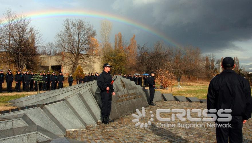 Българската полиция чества професионалния си празник – Архангеловден. Тържествената церемония започна в сградата на Академията на МВР пред паметника на загиналите служители на Министерството на вътрешните работи, където в знак на почит към колегите си, полицаите положиха венци и издигнаха българския флаг, ще бъде отслужен и водосвет за здраве. 
