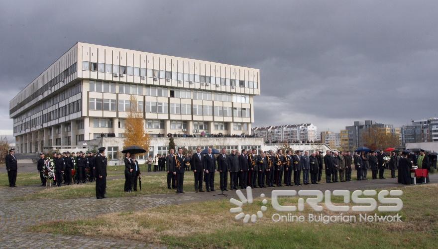 Българската полиция чества професионалния си празник – Архангеловден. Тържествената церемония започна в сградата на Академията на МВР пред паметника на загиналите служители на Министерството на вътрешните работи, където в знак на почит към колегите си, полицаите положиха венци и издигнаха българския флаг, ще бъде отслужен и водосвет за здраве. 