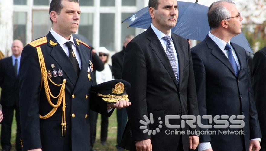 Българската полиция чества професионалния си празник – Архангеловден. Тържествената церемония започна в сградата на Академията на МВР пред паметника на загиналите служители на Министерството на вътрешните работи, където в знак на почит към колегите си, полицаите положиха венци и издигнаха българския флаг, ще бъде отслужен и водосвет за здраве. 