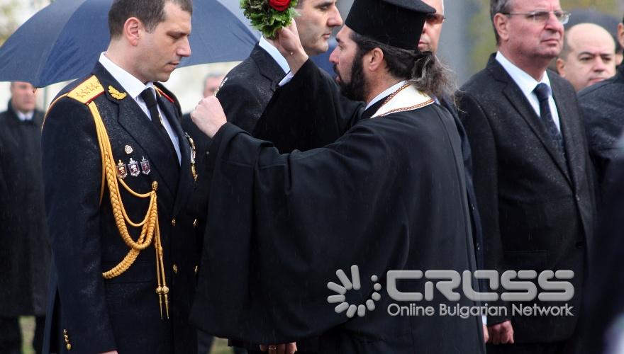 Българската полиция чества професионалния си празник – Архангеловден. Тържествената церемония започна в сградата на Академията на МВР пред паметника на загиналите служители на Министерството на вътрешните работи, където в знак на почит към колегите си, полицаите положиха венци и издигнаха българския флаг, ще бъде отслужен и водосвет за здраве. 