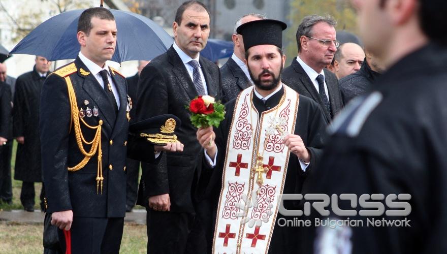 Българската полиция чества професионалния си празник – Архангеловден. Тържествената церемония започна в сградата на Академията на МВР пред паметника на загиналите служители на Министерството на вътрешните работи, където в знак на почит към колегите си, полицаите положиха венци и издигнаха българския флаг, ще бъде отслужен и водосвет за здраве. 